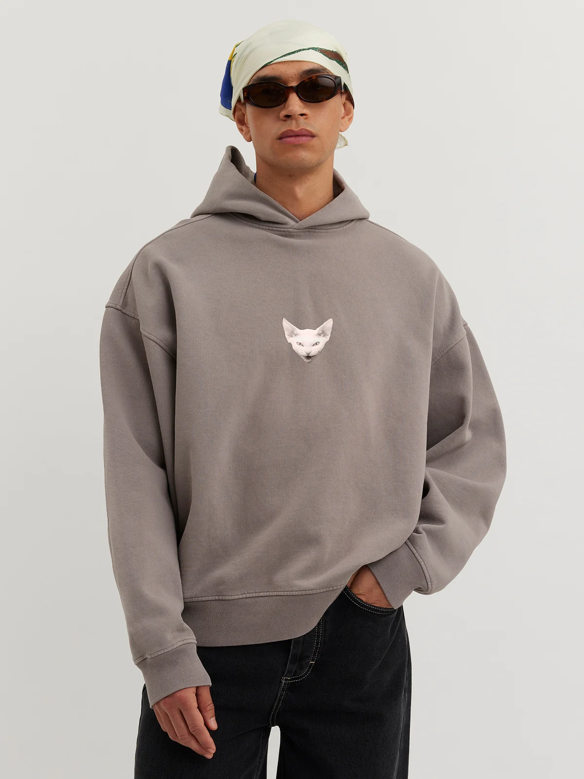 Guymodel poosing with hoodie
