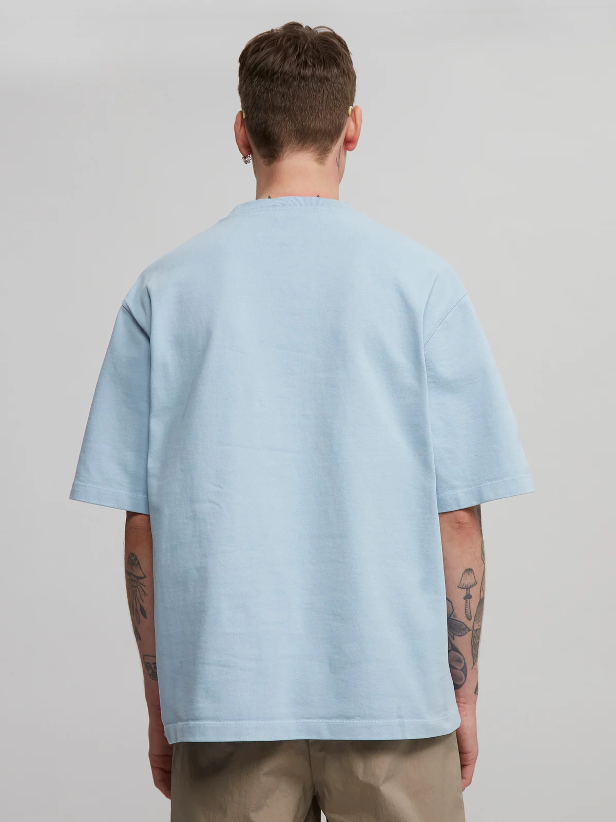 Man wearing babyblue T-shirt