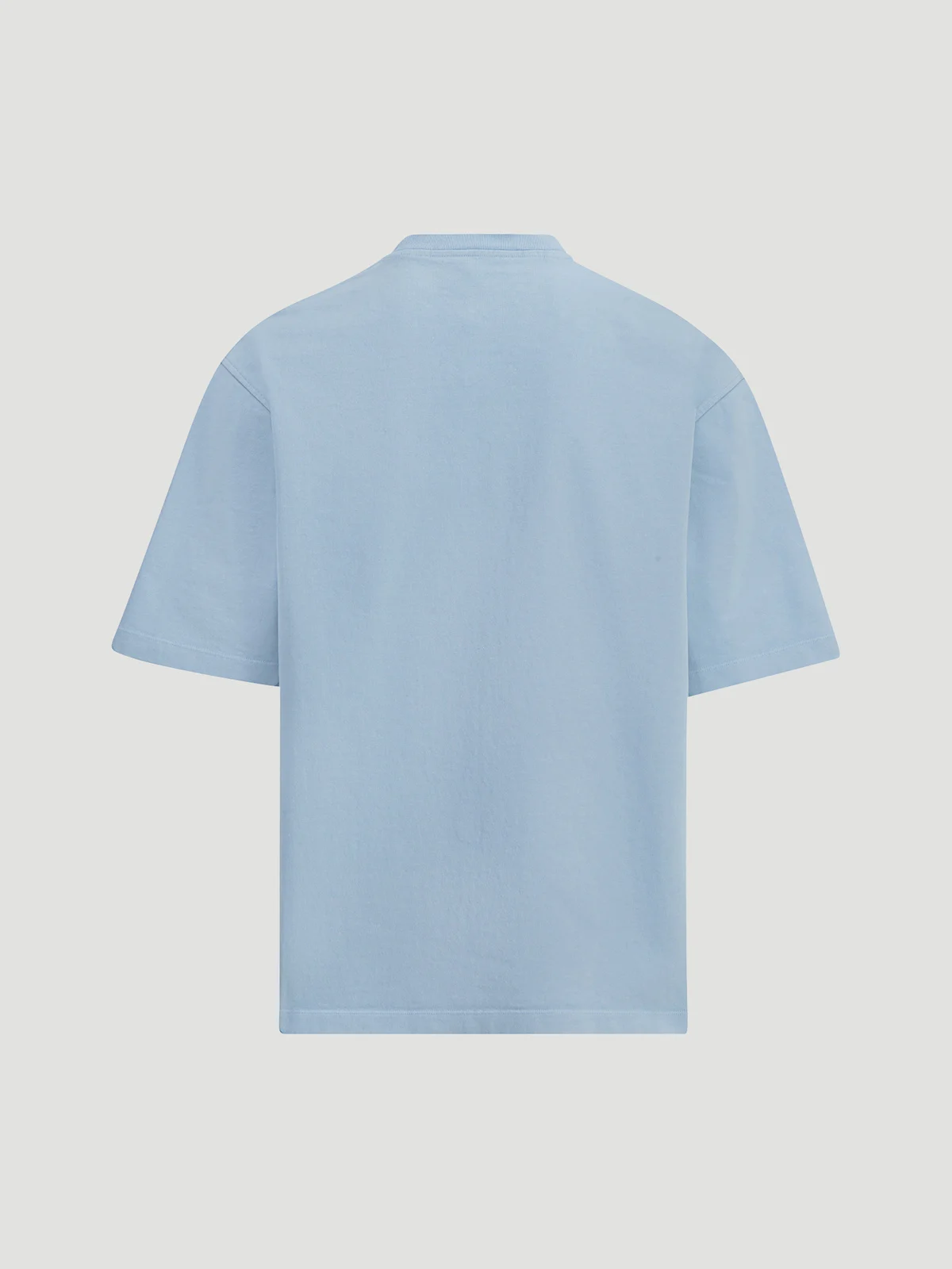 Man wearing babyblue T-shirt