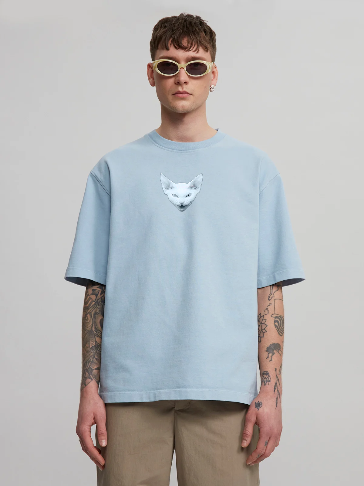 Man wearing babyblue T-shirt