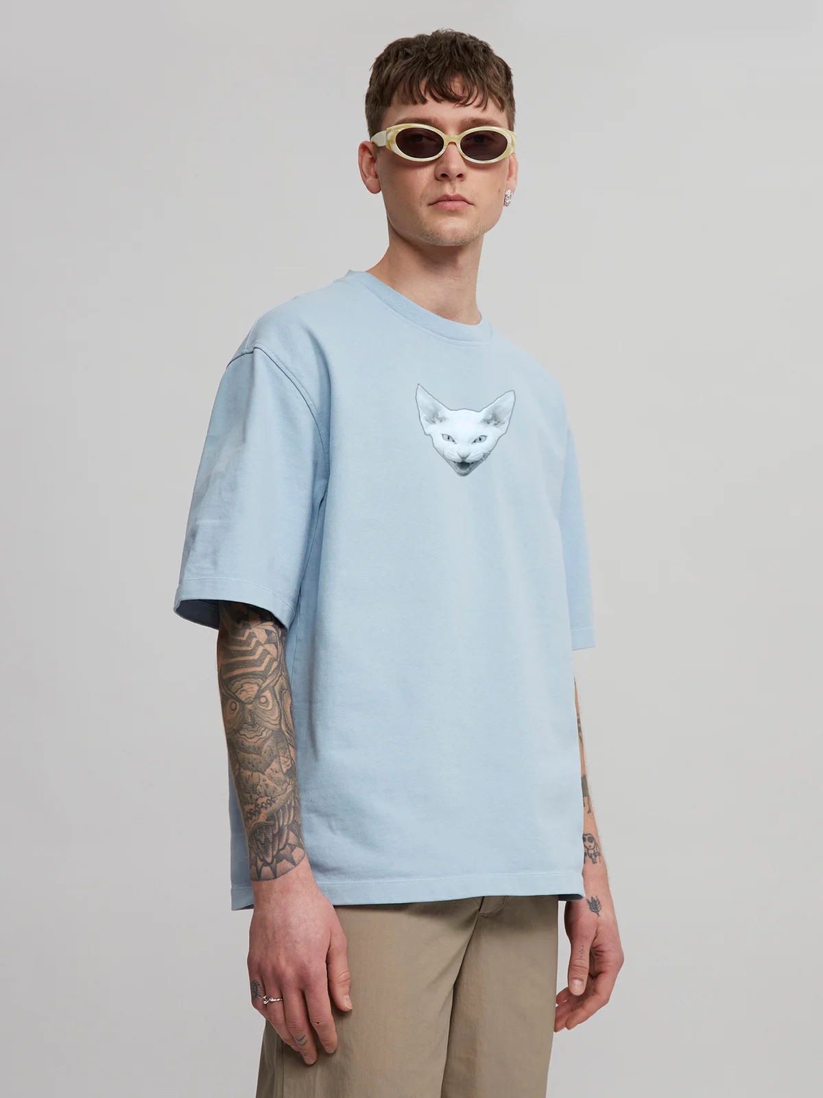 Man wearing babyblue T-shirt
